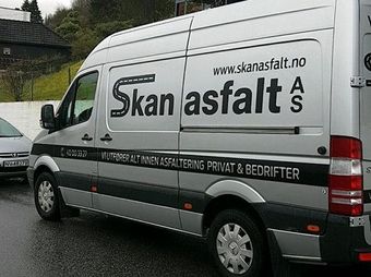 Bil med Skan Asfalt logo